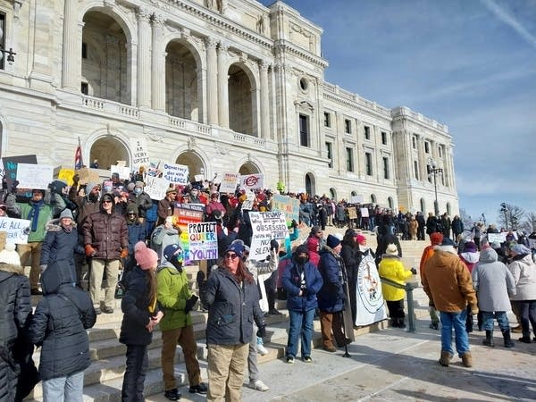 Proteste in Minneapolis nach tödlichem Schuss eines ICE-Beamten auf eine zivile Person