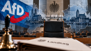 Leerer Sitz im Landtag vor einer AfD-Fahne und Karten von Sachsen-Anhalt und Mecklenburg-Vorpommern